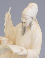 Keleti bölcs, író szerzetes. Nagy méretű csont hatású műgyanta szobor. fa talapzaton m: 22 cm