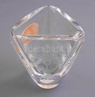 Val St. Lambert kis méretű, három oldalú üveg váza vagy pohár, a brüsszeli Atomiummal díszített, címkével jelzett, felső peremén csorbával, 7,5×7,5x7,5 cm
