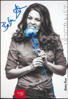 Bata Éva (1987-) színésznő aláírása az őt ábrázoló fotón