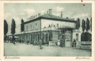 1930 Balatonföldvár, vasútállomás, újságárus bódéja (EK)