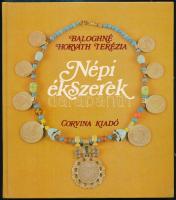 Baloghné Horváth Terézia: Népi ékszerek. Schöbel Magda rajzaival illusztrált.  Bp., 1983, Corvina. Kiadói kartonált papírkötés, jó állapotban. + Tasnádiné Marik Klára: A bécsi porcelán. Bp., 1971, Corvina.  Első kiadás. Kiadói egészvászon kötésben, kiadói kissé kopott papír védőborítóval.