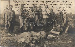 1917 Elesettek temetése. Hofmann cs. és kir. altábornagy hadtestje. Hadifénykép Kiállítás / WWI Austro-Hungarian K.u.K. military, funeral of the fallen soldiers, dead bodies, medic, priest (EK)