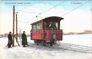 Saint Petersburg, St. Petersbourg, Petrograd; Chemin elektrique sur la Neva / tram station in winter