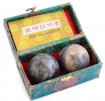 Baodingi golyók, 2 db, tokban, rossz zárral, kínai és angol nyelvű leírással, d: 6 cm