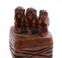 Miniatűr fafaragás, három majom motívummal, m: 12 cm