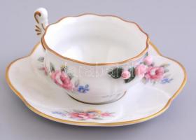 Tettau Bavaria német porcelán csésze aljjal, részben plasztikus virág mintás dekorral, arany színű peremmel, matricás, jelzett, apró kopásnyomokkal, csésze m: 4,5 cm. alj d: 11,5 cm