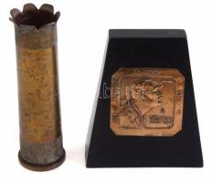 Réz töltényhüvely váza, m: 20,5 cm + világháborús önarckép, réz lap, fa alapon, 9×9 cm, fa: 17×15 cm