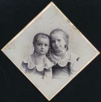 cca 1900 Kislányok, keményhátú fotó Uher Ödön budapesti műterméből, 6,5×6,5 cm