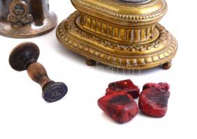 Réz asztali készlet, közte pecsétnyomó viasztöredékekkel, m: 5,5 cm, 11,5 cm