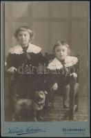 cca 1910 Két gyerek műteremben, keményhátú fotó Kováts István székelyudvarhelyi műterméből, 10,5×6 cm