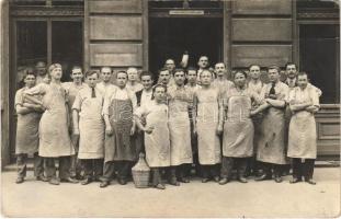 Budapest VII. Fischer Jenő Olly cipő gyára, dolgozók csoportképe. Alsó erdősor utca 24. photo (fa)