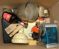 Vegyes bolhapiac tétel: papíros dobozban számos érdekesség régiség, apróság