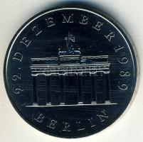 NDK 1990. 20M "Brandenburgi kapu-Berlin" T:1 Díszdobozban, tanúsítvánnyal!