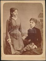 cca 1875 Hölgyek műteremben, keményhátú fotó Meinhard és Császár kolozsvári műterméből, vágott karton, 14,5×11 cm