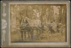 cca 1905 Pár lovaskocsin, keményhátú fotó Steiner budapesti műterméből, 10,5×16 cm