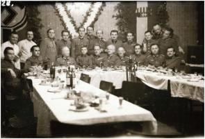 cca 1938-1945 II. világháborús katonai fotónegatívok, vacsora, pontonhíd, vasútállomás, stb., 11 db, 6×9 cm