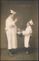cca 1910 cukrász és inasa, fotólap Torelli budapesti műterméből, hidegpecséttel jelzett fotólap, 13,5×8,5 cm