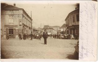 1904 Esztergom, Kis piac, Esztergom és Vidéke Hitelbank, Bartal S., Vörös József üzlete, piaci árusok. photo