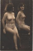 Erotikus meztelen hölgy tükörben / Erotic nude lady in mirror. A.N. Paris 208. (non PC)