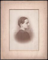 cca 1910 Fiatal hölgy portréja, fotó paszpartuban, 23×16,5 cm, paszpartu: 27×33 cm