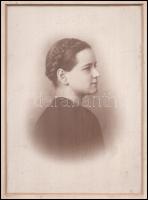 cca 1910 Fiatal hölgy portréja, fotó paszpartuban, 23×16,5 cm, paszpartu: 27×33 cm