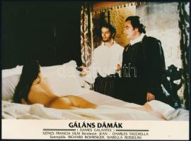 Gáláns dámák és Goodbye Emmanuelle, 2 db filmfotó, 18×24 cm