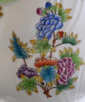 Herendi Viktória mintás kaspó. Kézzel festett, jelzett, alsó peremén apró lepattanással. d:19 cm, m:...