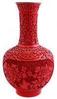 Kínai vörös lakkfaragásos zománcozott réz váza, florális ornamentikával díszített, jelzés nélkül, m: 20 cm