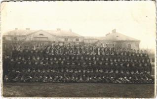 1948 Nagykanizsa, katonák csoportképe a laktanya előtt. photo  (EK)