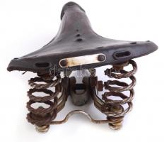 'Hero' kerékpárnyereg, rúgós szerkezettel, kopott bőr nyereggel, 32x21 cm