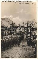 1938 Losonc, Lucenec; bevonulás, díszkapu Éljen Magyarország felirattal / entry of the Hungarian troops , decorated gate with Hungarian coat of arms and flags (EB)