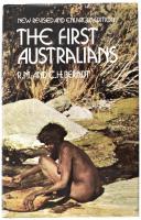 M. berndt , Catherine H. Berndt: The first Australians. Sydney, 1974, Ure Smith. Fekete-fehér és színes képekkel illusztrált. Kiadói egészvászon-kötés, szép állapotban. Kiadói papír védőborító.