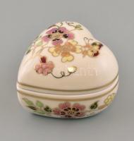 Zsolnay pillangómintás porcelán szív alakú bonbonier, kézzel festett, jelzett, kis kopásokkal, 6,5×6,5×4,5 cm