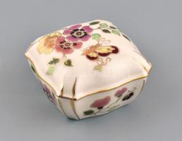 Zsolnay pillangómintás porcelán bonbonier, kézzel festett, jelzett, kis kopásokkal, 5x7,5x7,5 cm