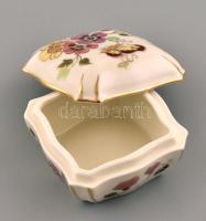 Zsolnay pillangómintás porcelán bonbonier, kézzel festett, jelzett, kis kopásokkal, 5x7,5x7,5 cm