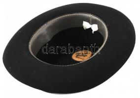 Régi fekete gyapjúkalap, benne címkével: "Kalapgyár-Gyapjúkalap-Budapest", belső kerület: ...