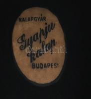 Régi fekete gyapjúkalap, benne címkével: "Kalapgyár-Gyapjúkalap-Budapest", belső kerület: ...