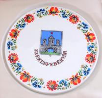 Hollóházi porcelán Székesfehérvár város címerével. Matricás, jelzett, hibátlan d: 17 cm, díszdobozban