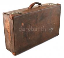 Nagy méretű háború előtti utazó bőrönd bőr övekkel. 55x32x20 cm