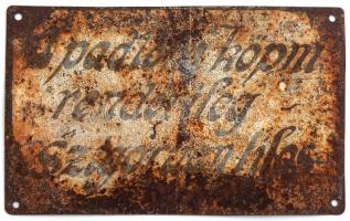 A padlóra köpni rendőrileg szigorúan tilos! kocsmai festett fém tábla, kopott, rozsdás, 17×28 cm