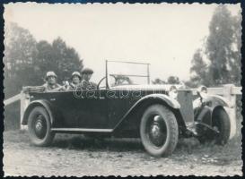 1929 Automobil sofőrrel, utasokkal, fotó, 12×8,5 cm