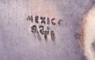 Ezüst(Ag) csepp alakú fülbevalópár ónixszal, jelzett, 3,5×2,5 cm, bruttó: 15,33 g