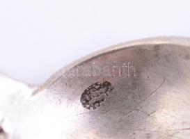 Ezüst (Ag) fűszertartó és kiskanál, jelzettek, h: 7,5 cm, d: 5 cm, nettó: 40,9 g, 5,9 g