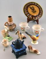 Szatyornyi vegyes kerámia és porcelán tétel, közte figurák (kutya, madár), poharak, kiöntők, mécsestartó, váza, tál, tartó, némelyiken lepattanással