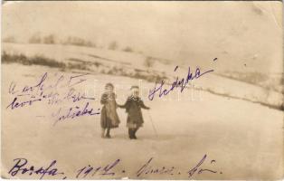 1917 Borsfa, kislányok télen. photo (EK)