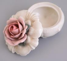 Ens porcelán rózsás bonbonier, kézzel festett, jelzett, kis kopásnyomokkal, d: 9 cm
