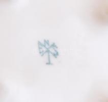 Ens porcelán rózsás bonbonier, kézzel festett, jelzett, kis kopásnyomokkal, d: 9 cm