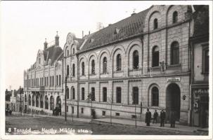 Tasnád, Horthy Miklós utca, M. kir. járásbíróság, Royal Falatozó hentes üzlet / street, county court, butcher shop