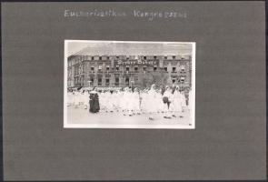 1938 Budapest, lányok felvonulása az Oktogonnál a Nemzetközi Eucharisztikus Kongresszus alkalmából, kartonra ragasztott fotó, 12,5×18 cm