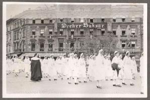 1938 Budapest, lányok felvonulása az Oktogonnál a Nemzetközi Eucharisztikus Kongresszus alkalmából, ...